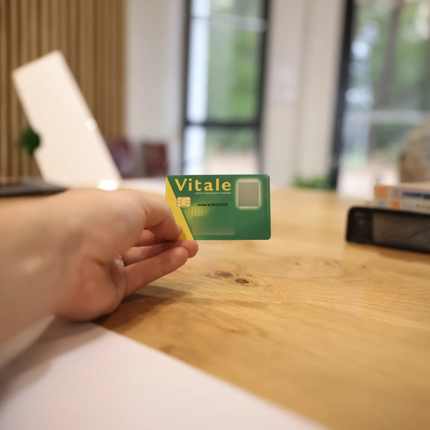 Carte Vitale présentée à l'accueil d'un centre médical