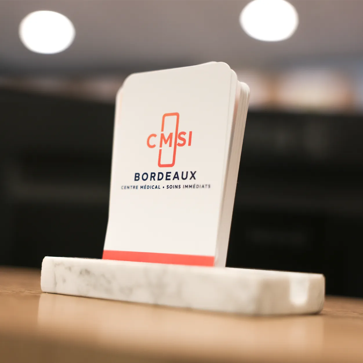 Patiente accueillie par une soignante dans un CMSI